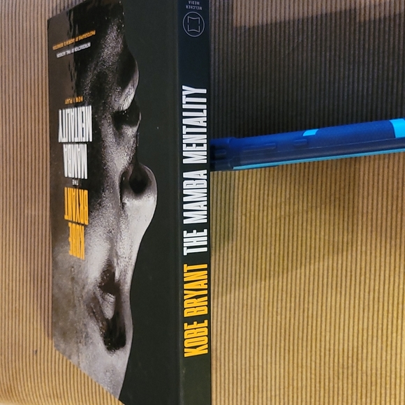 Kobe Bryant the Mamba Book - Picture 7 of 12